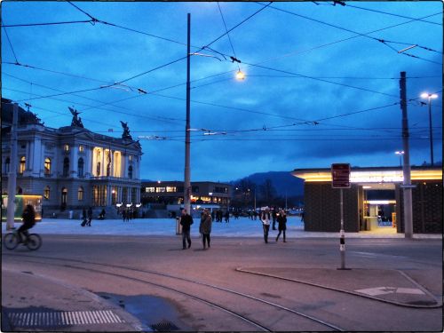 Zurich: la nuit tombe sur l'opéra