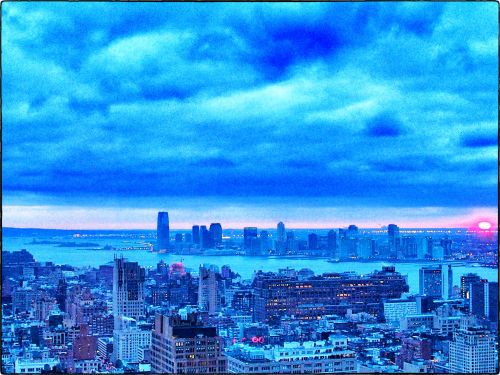 New York: Ciel bas, lourd et neigeux au-dessus du New Jersey